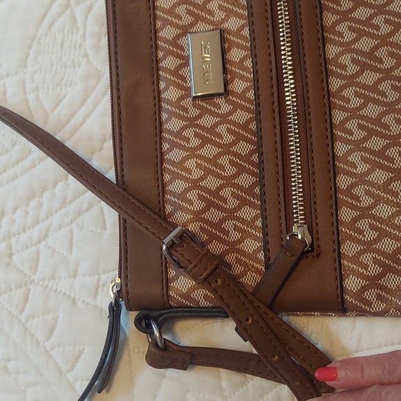 :Nine West Crossbody Bag, Neutral Colors, Like New!I have 2 of these - Picture 3 of 9